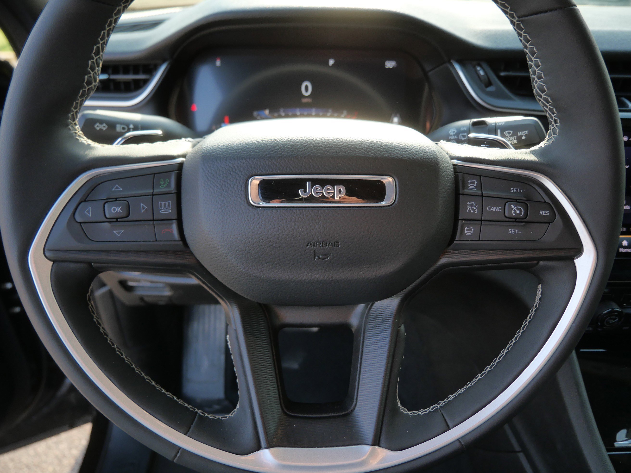 Used 2025 Diamond Black Crystal Pearlcoat Jeep Altitude image 25