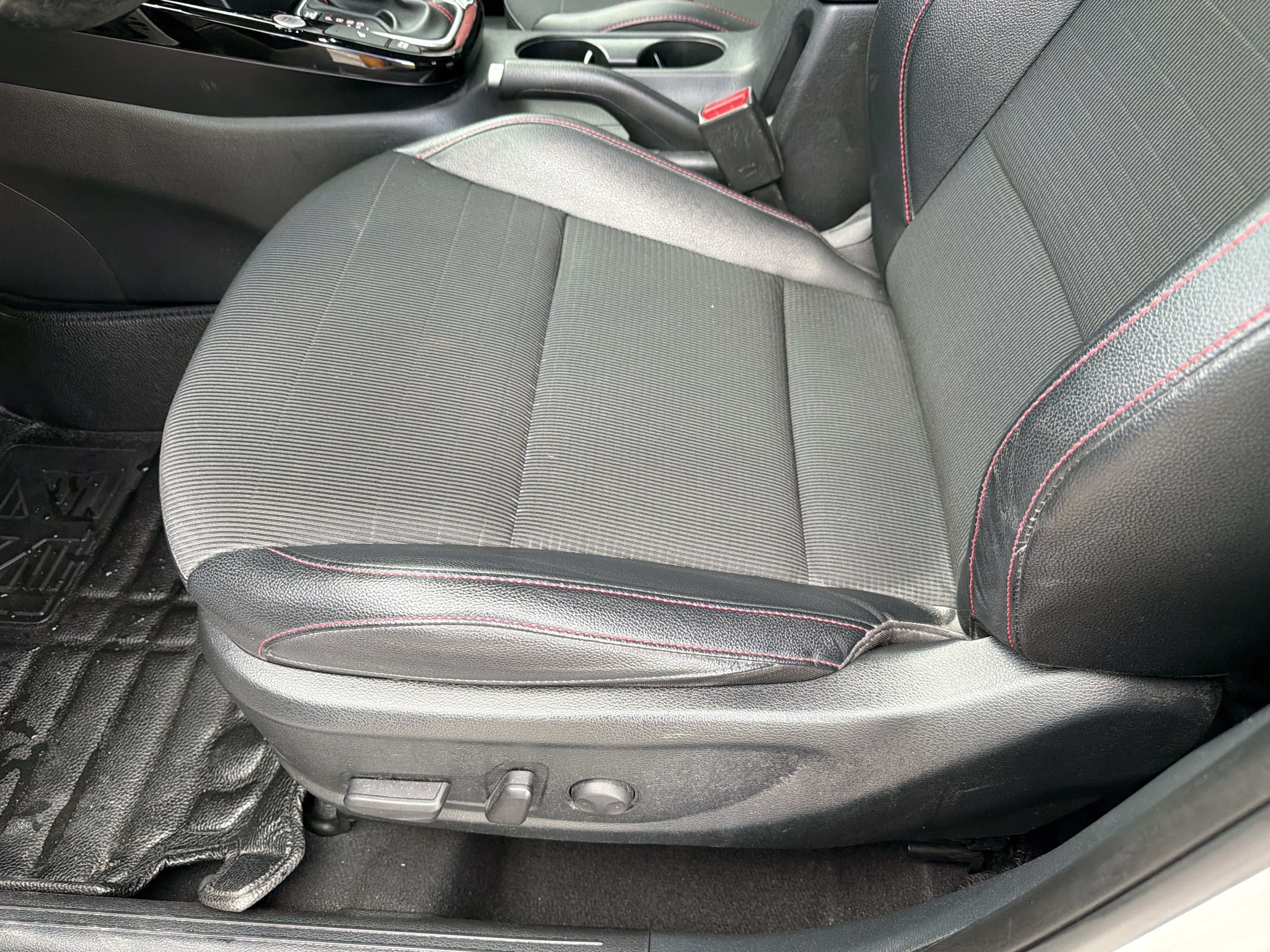 Used 2021 Snow White Pearl Kia Turbo image 20