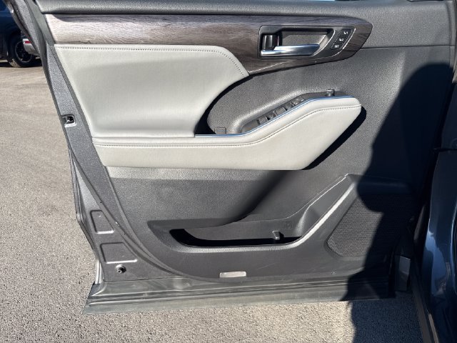 Used 2022 Gray Toyota Platinum image 12