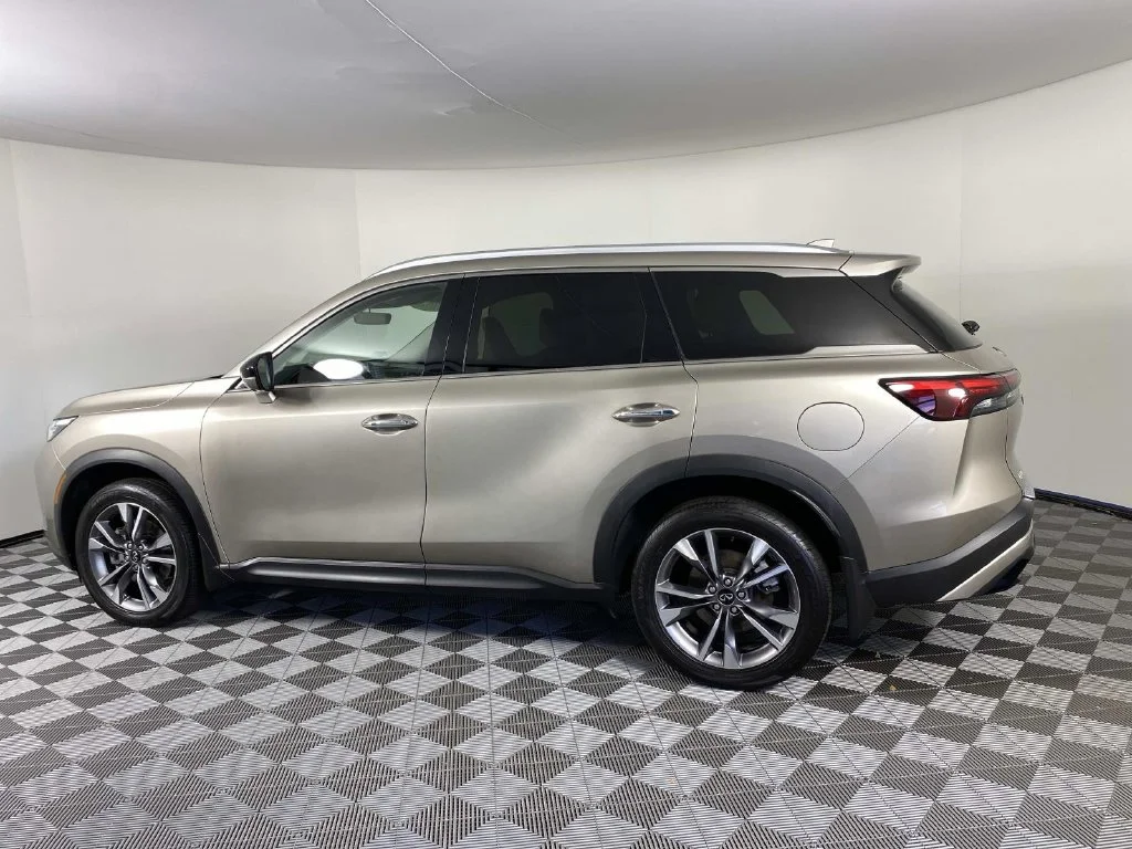 Used 2023 Titanium INFINITI LUXE image 5