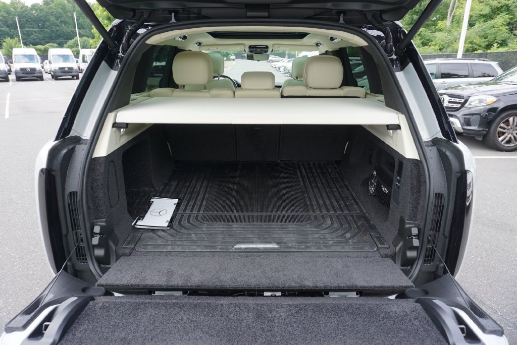 Used 2026 Fuji White Land Rover SE image 30