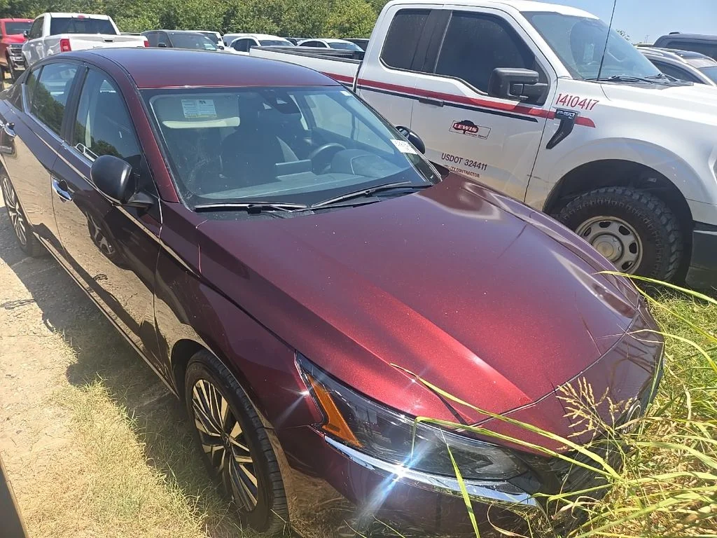Used 2025 Red Nissan 2.5 SV image 4