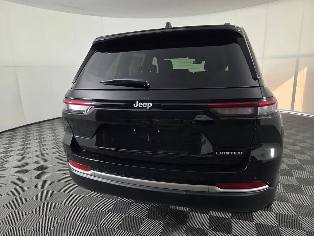 New 2026 Diamond Black Crystal Pearl-Coat Exterior Paint Jeep Limited image 5