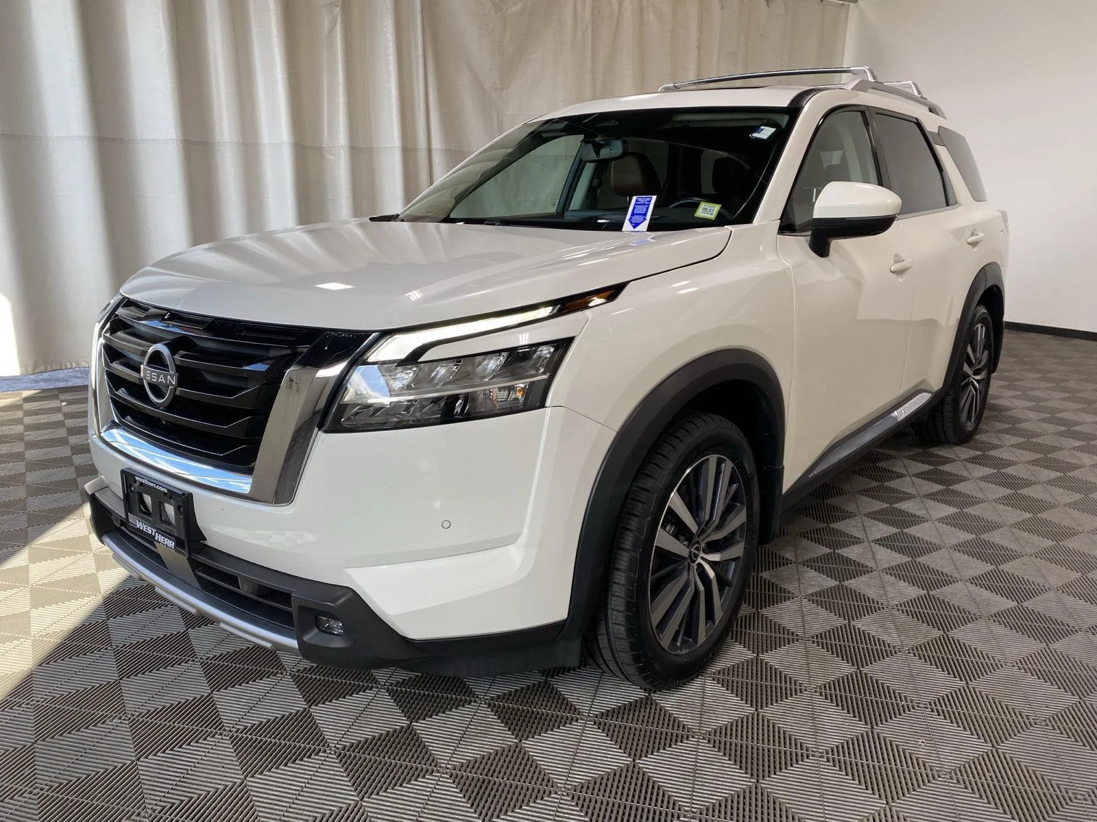 Used 2022 Pearl White Tricoat Nissan Platinum image 3