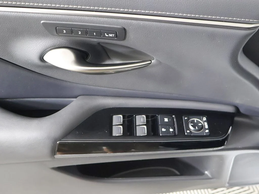 Used 2023 White Lexus 300h image 33
