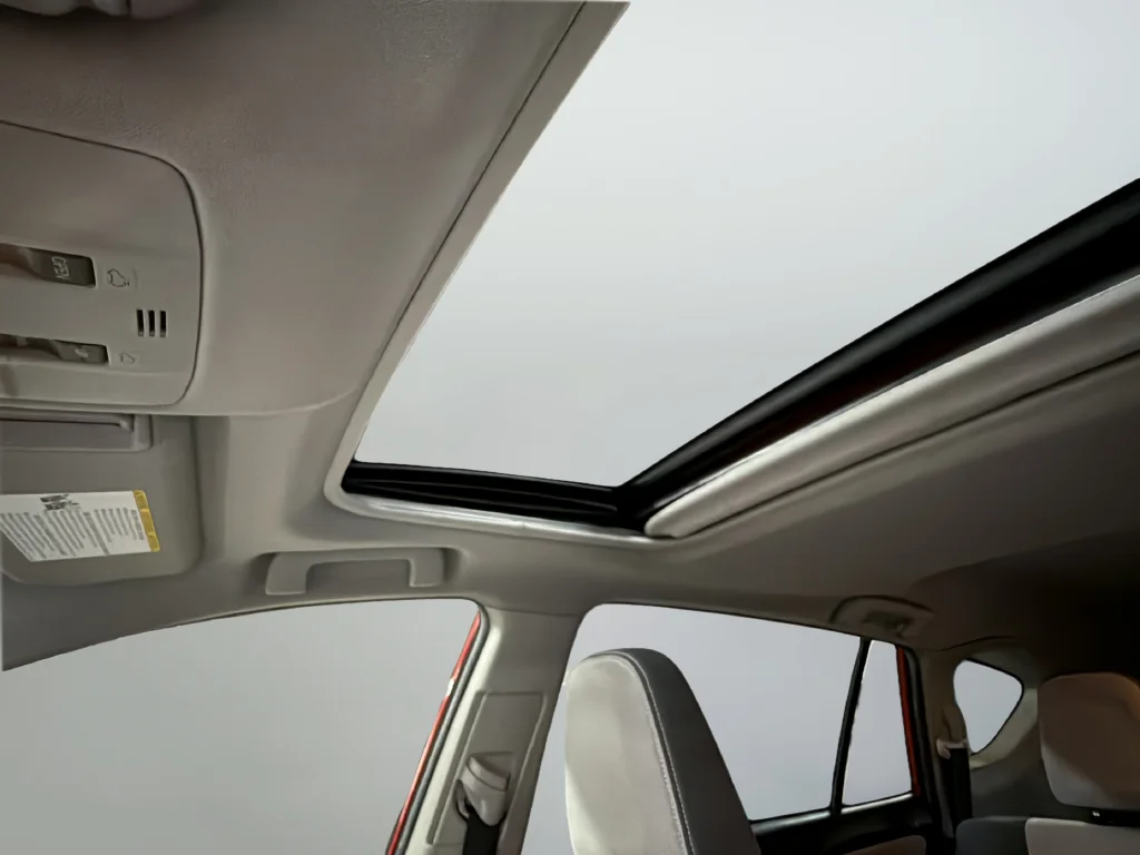 Used 2015 Red Toyota XLE image 17