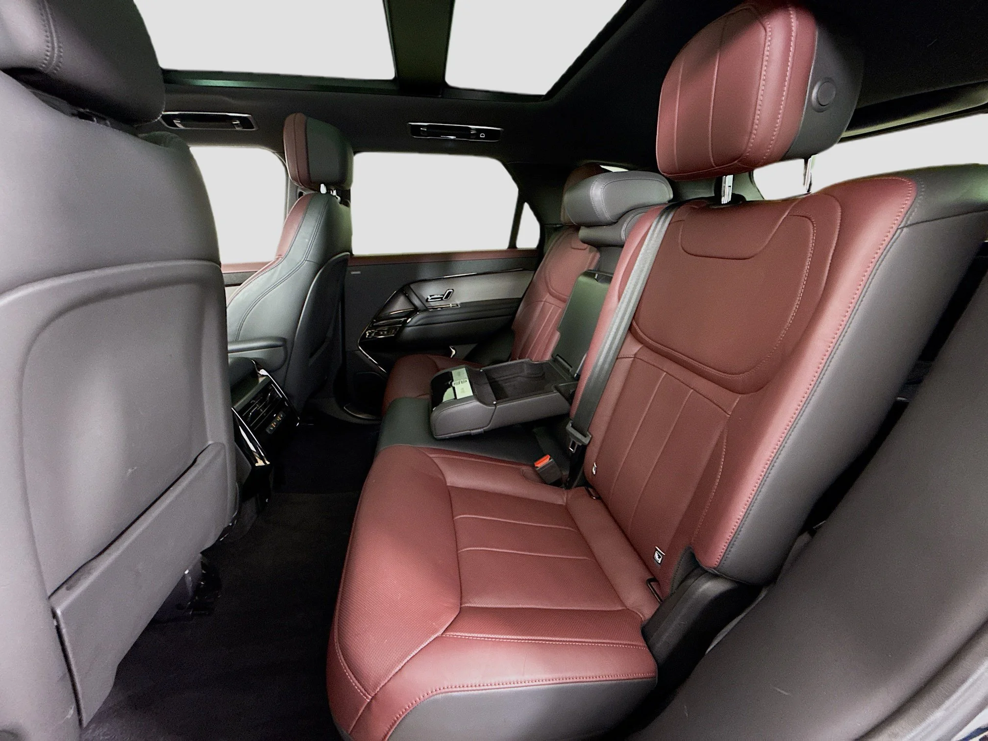 Used 2023  Land Rover SE Dynamic image 27