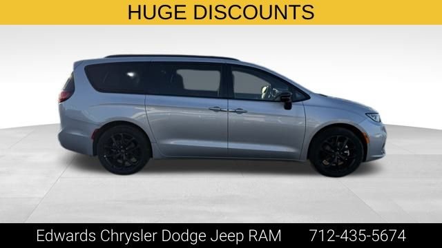 2026 Chrysler Pacifica Select - Photo 10