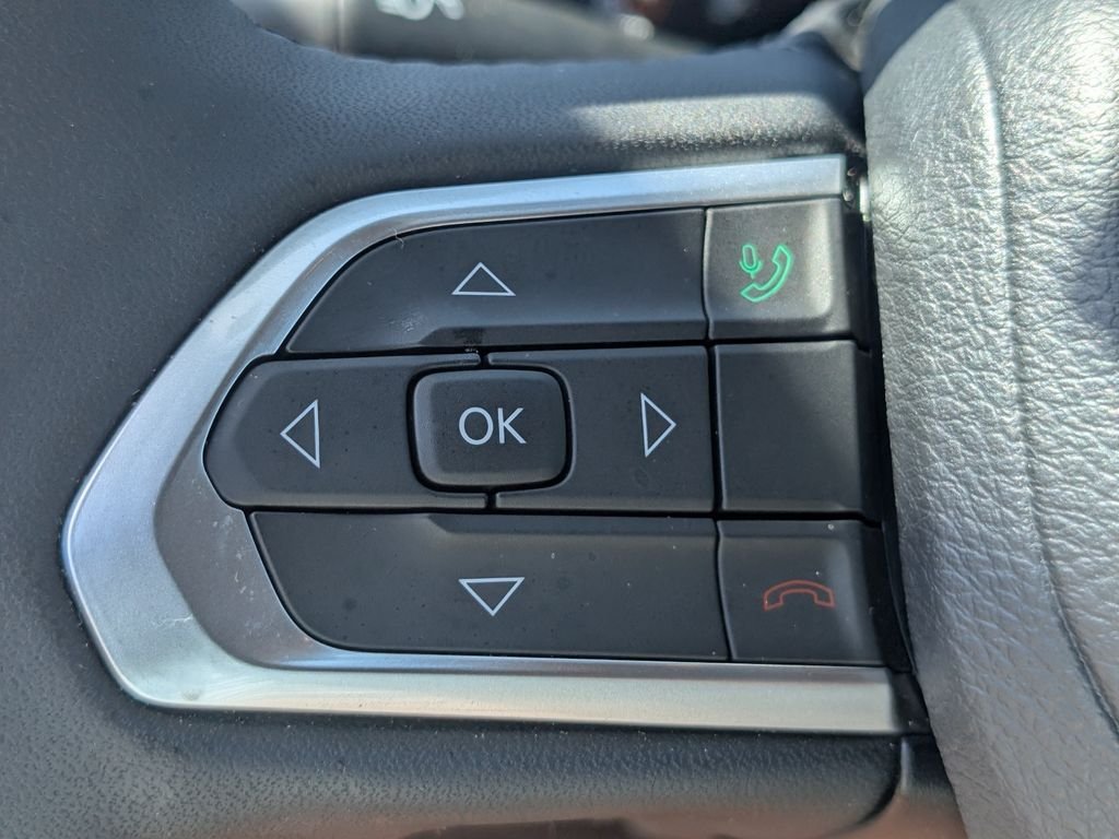 Used 2025 White Jeep Latitude image 23