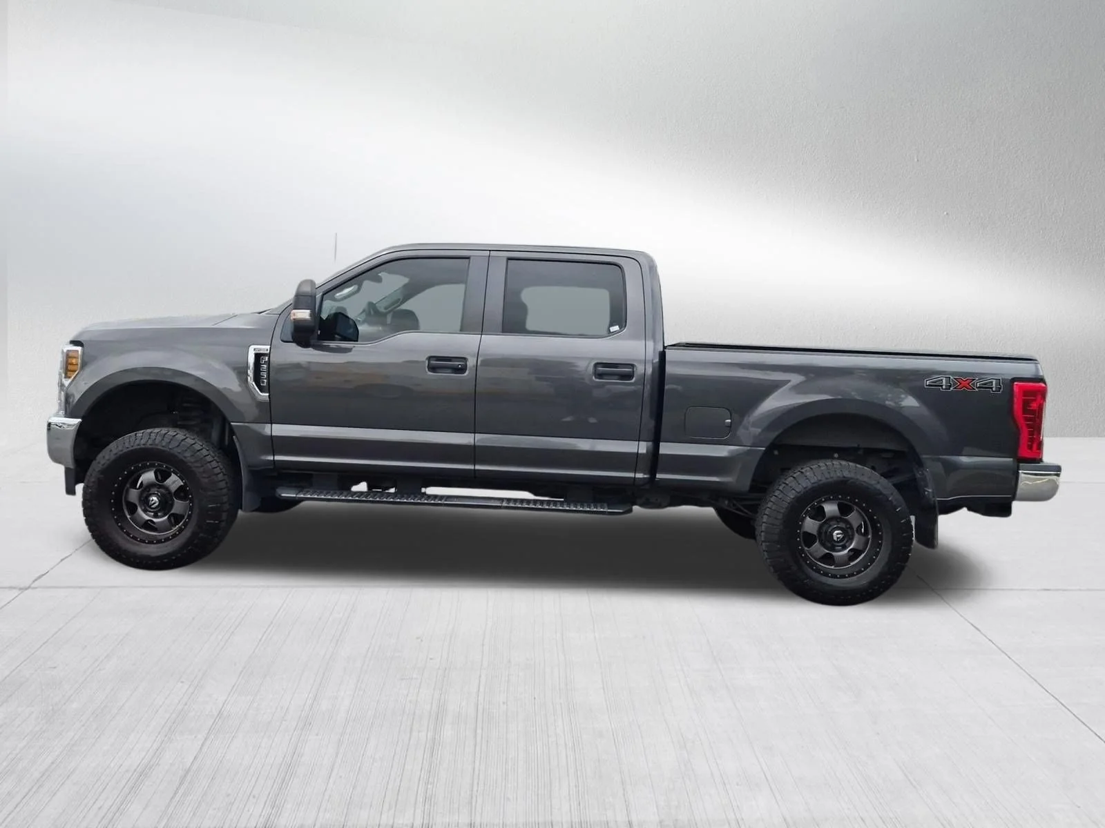 Used 2018 Magnetic Ford XL image 2