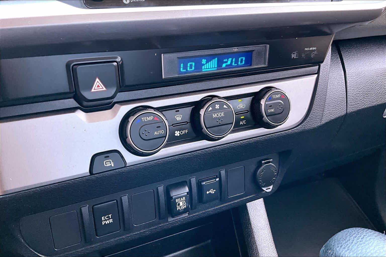 Used 2022 White Toyota SR5 image 34
