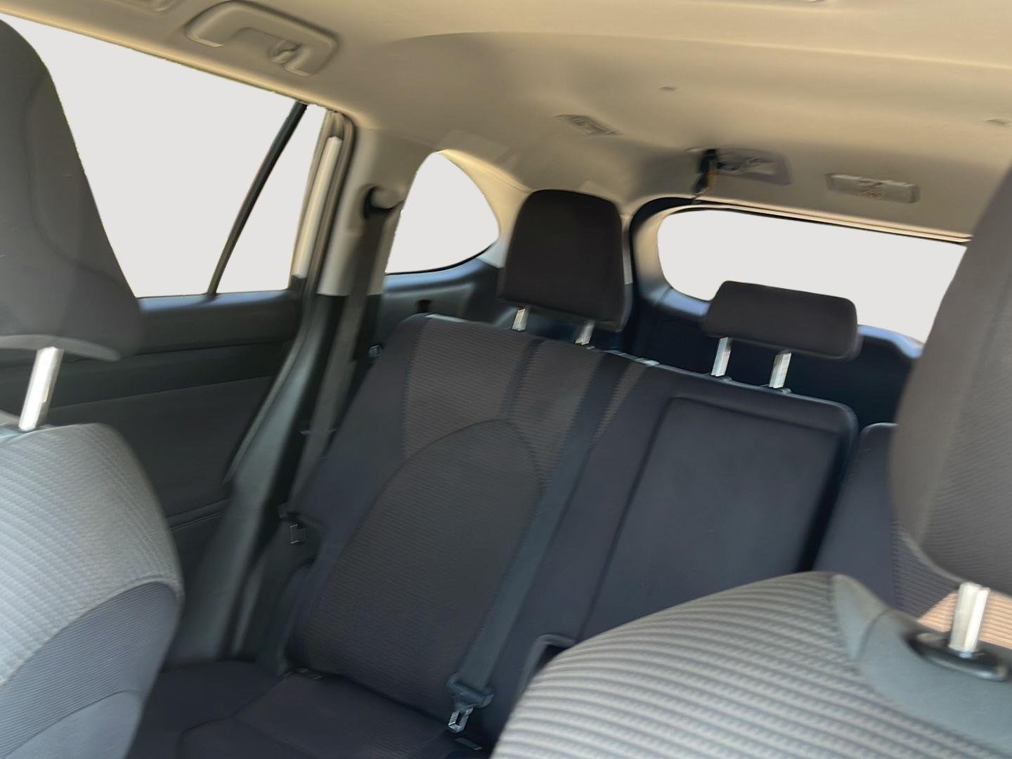 2023 Toyota Highlander LE - Photo 29