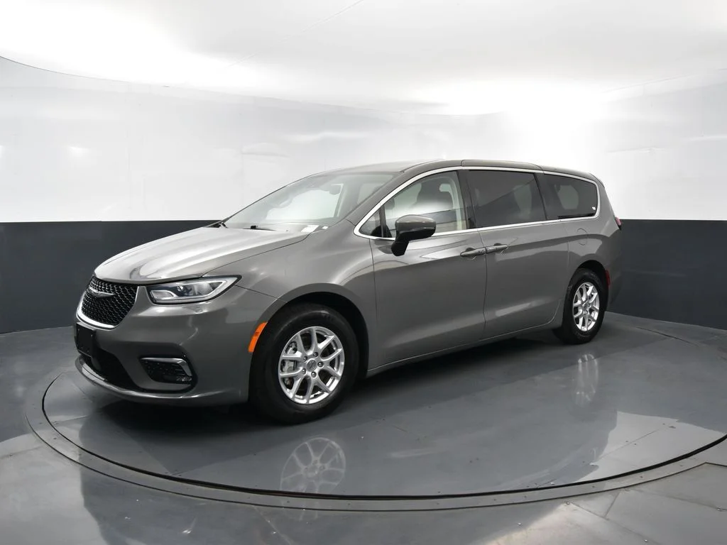 2023 Chrysler Pacifica Touring L's photo