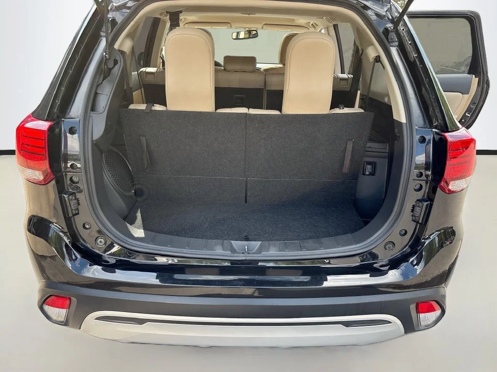 Used 2019 Labrador Black Metallic Mitsubishi SEL image 25