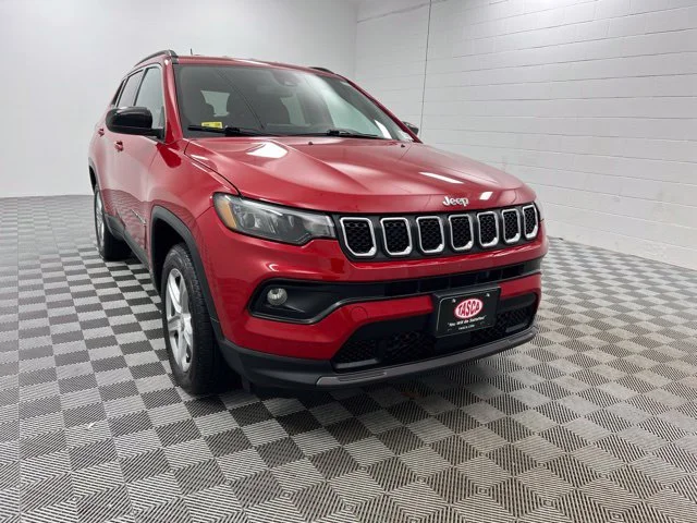 Used 2024  Jeep Latitude image 1