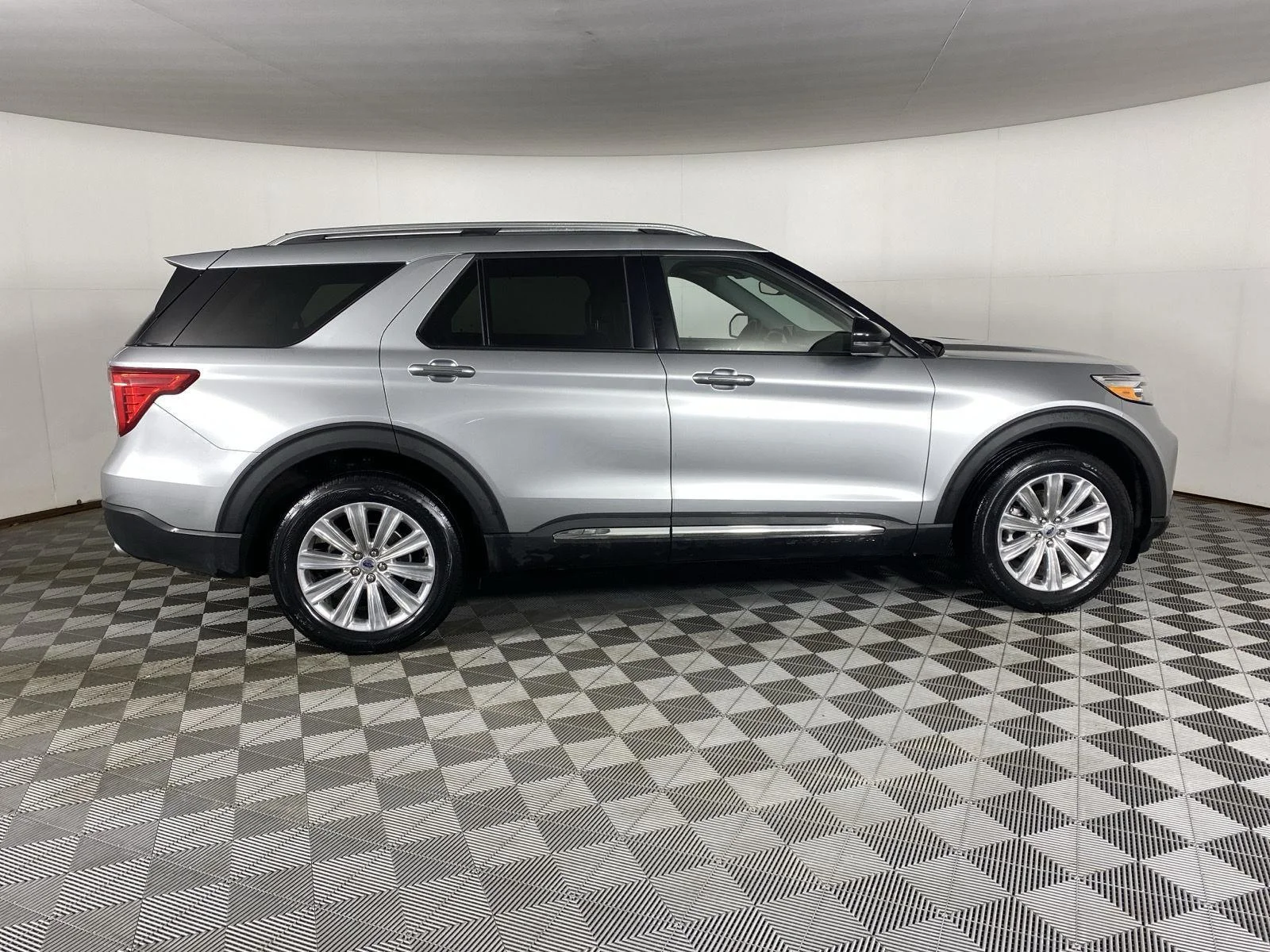 Used 2023 Iconic Silver Ford Limited image 9