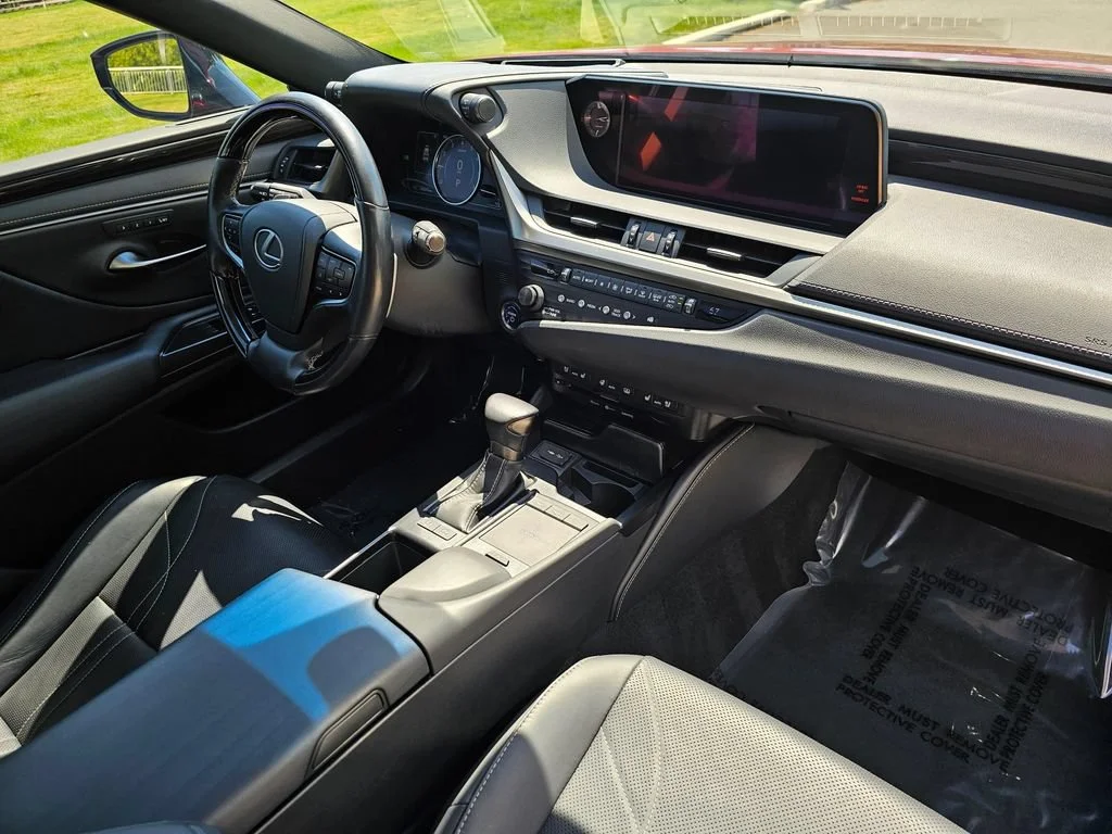 Used 2019 Maroon Lexus ES 300h image 10