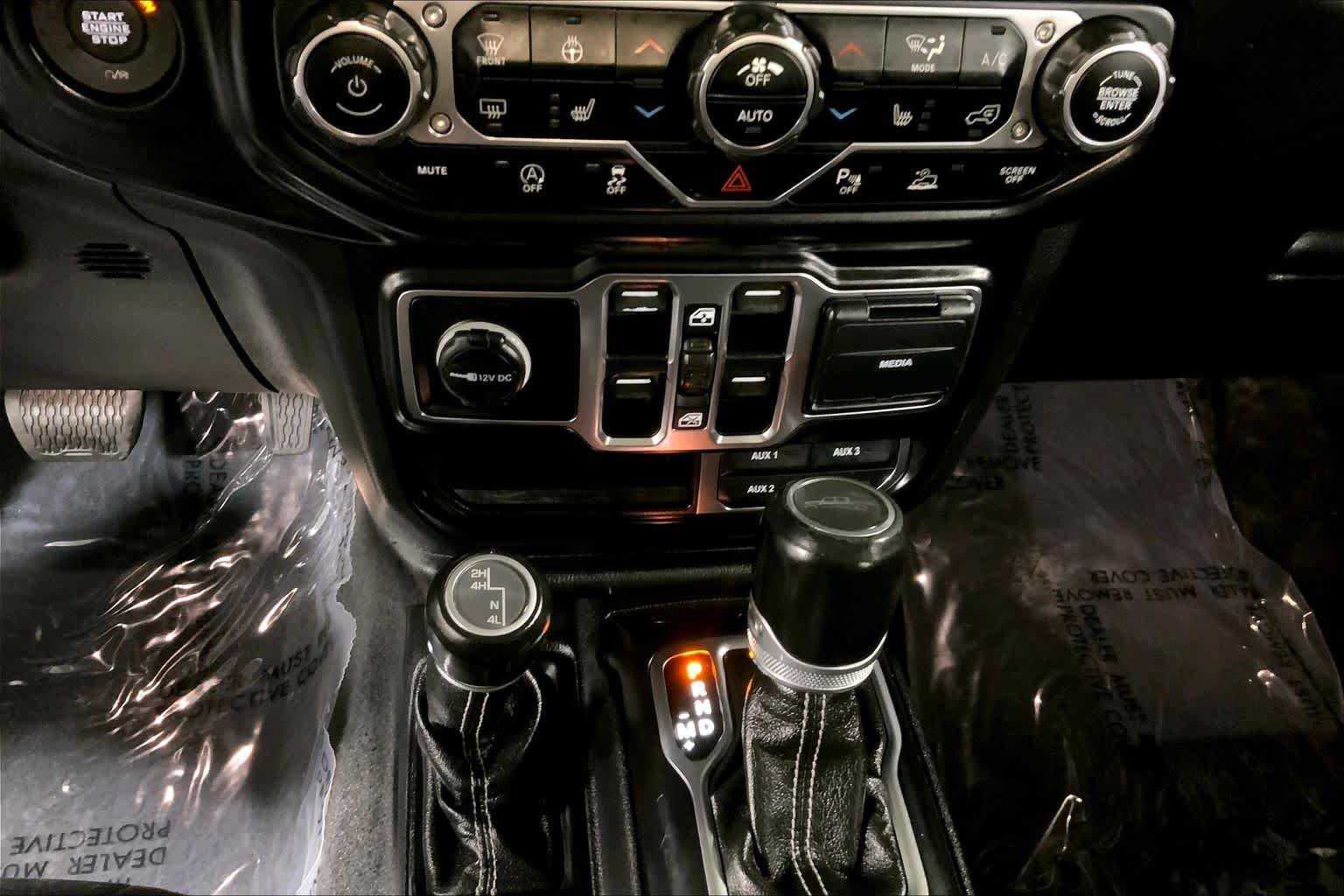 Used 2020 Billet Silver Metallic Clearcoat Jeep Overland image 34
