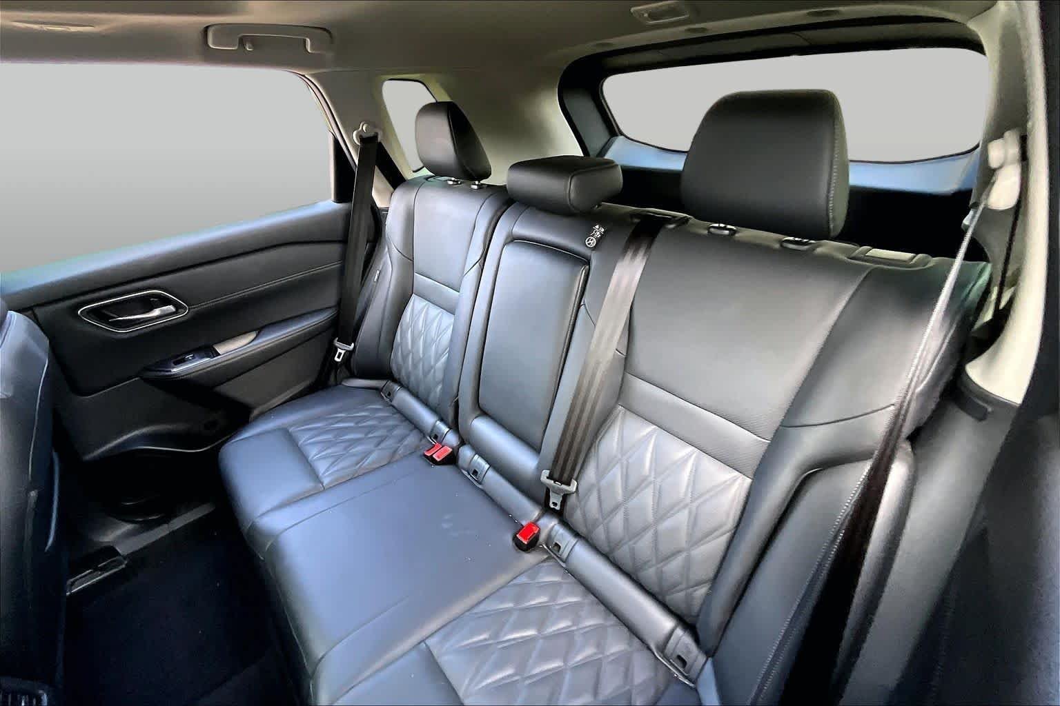 Used 2025 Super Black Nissan Platinum image 18