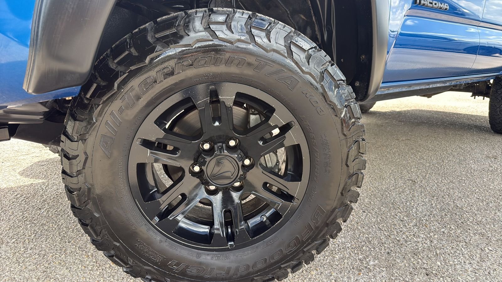 Used 2016 Blue Toyota SR5 image 28