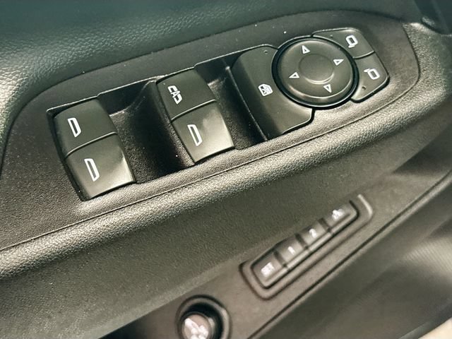 Used 2018 IRIDESCENT PEARL TRICOAT Chevrolet Premier image 18