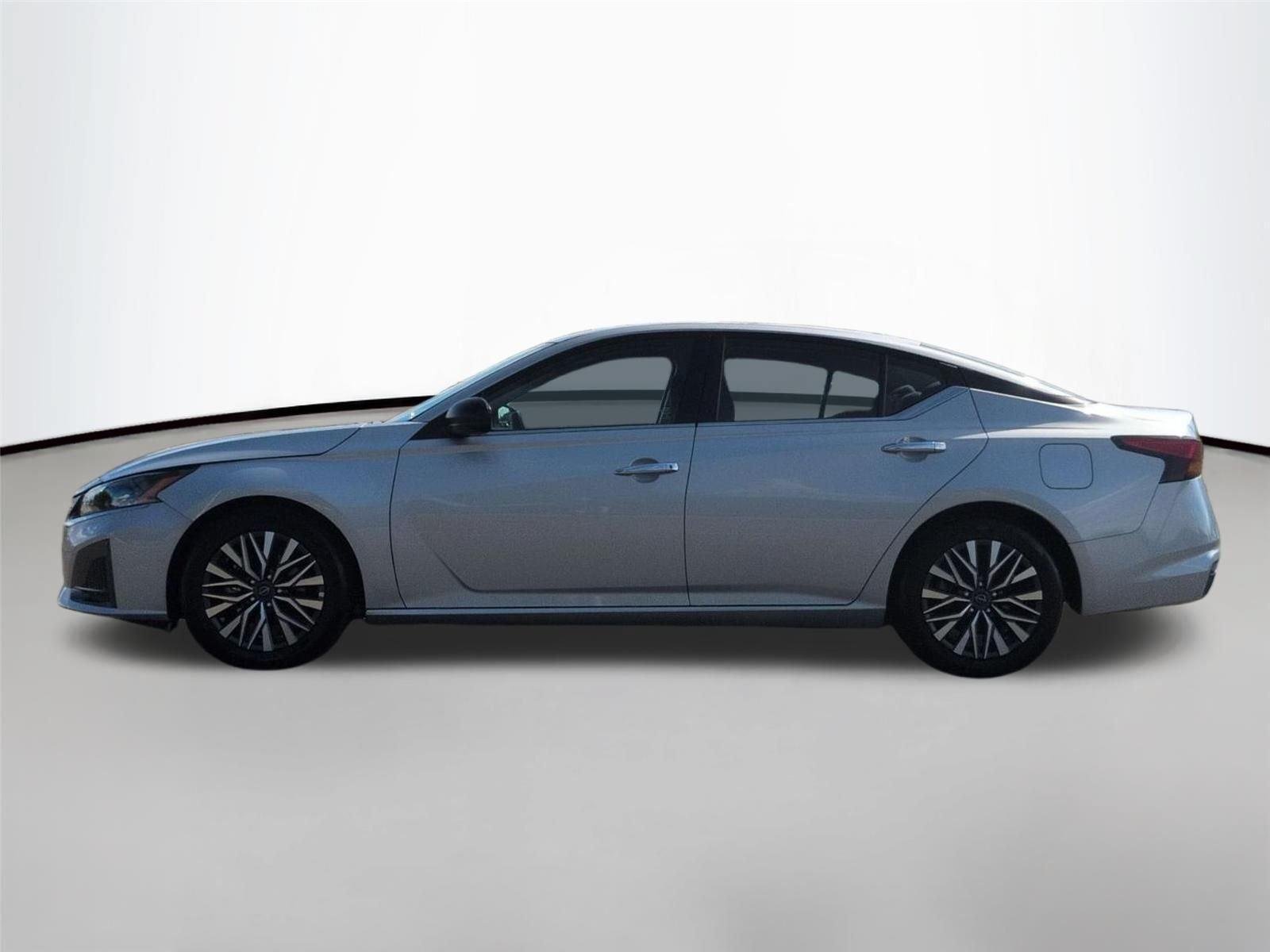 Used 2025  NISSAN SV image 2