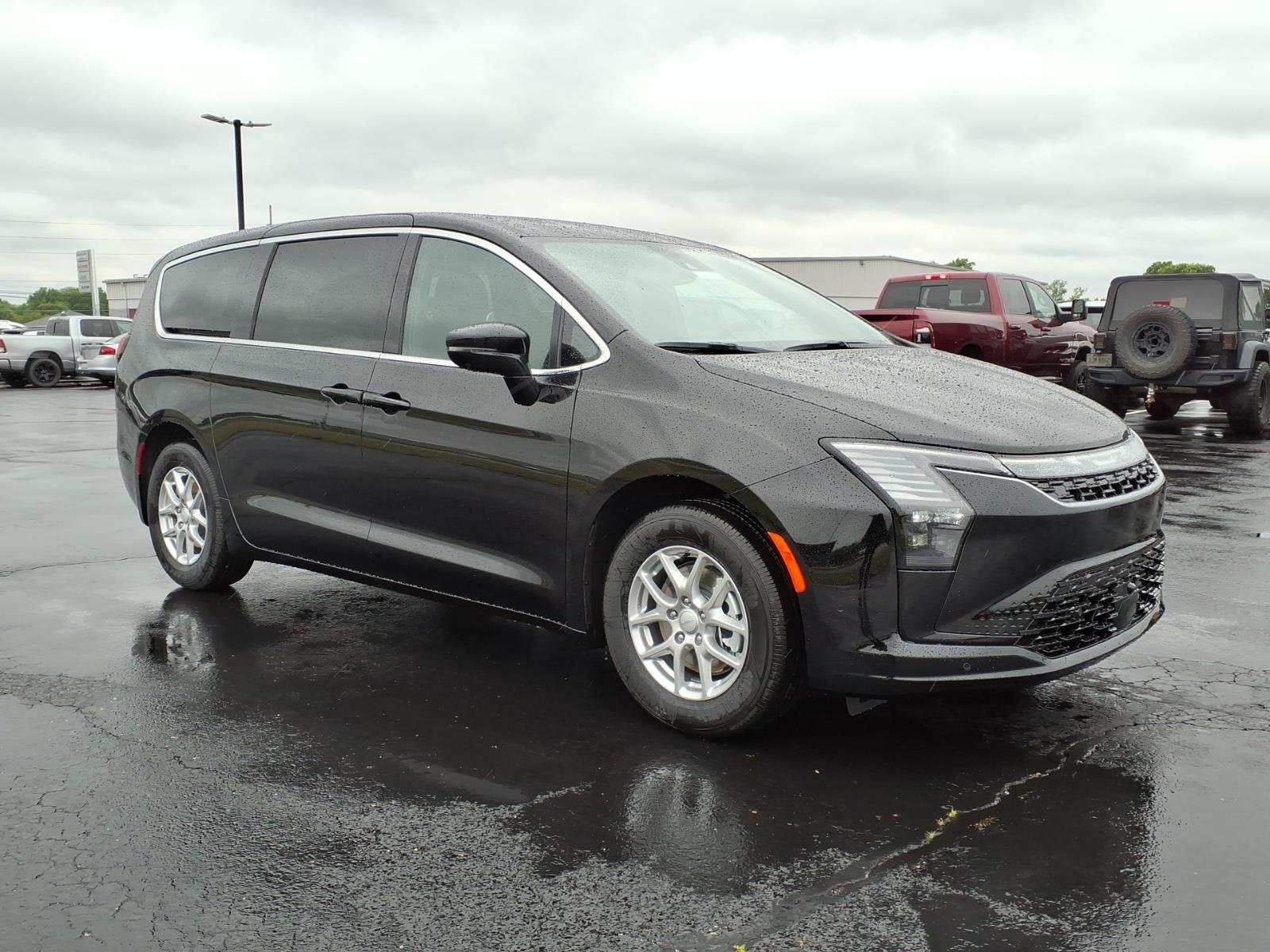 2027 Chrysler Pacifica Select's photo