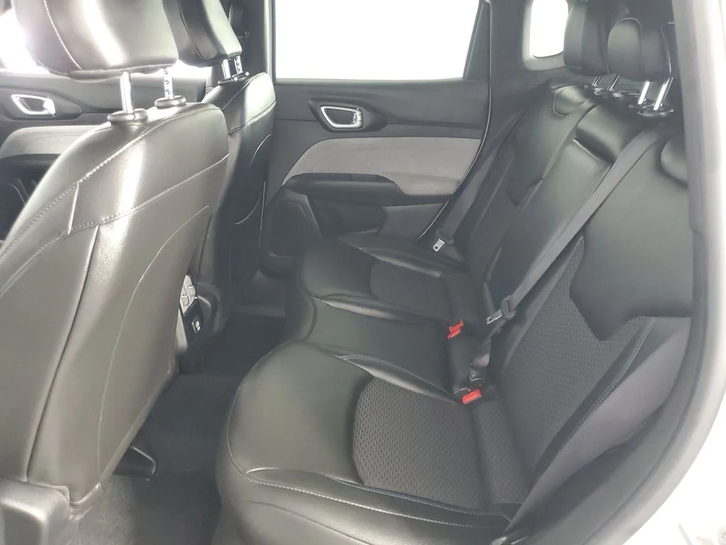 Used 2025 White Jeep Latitude image 13