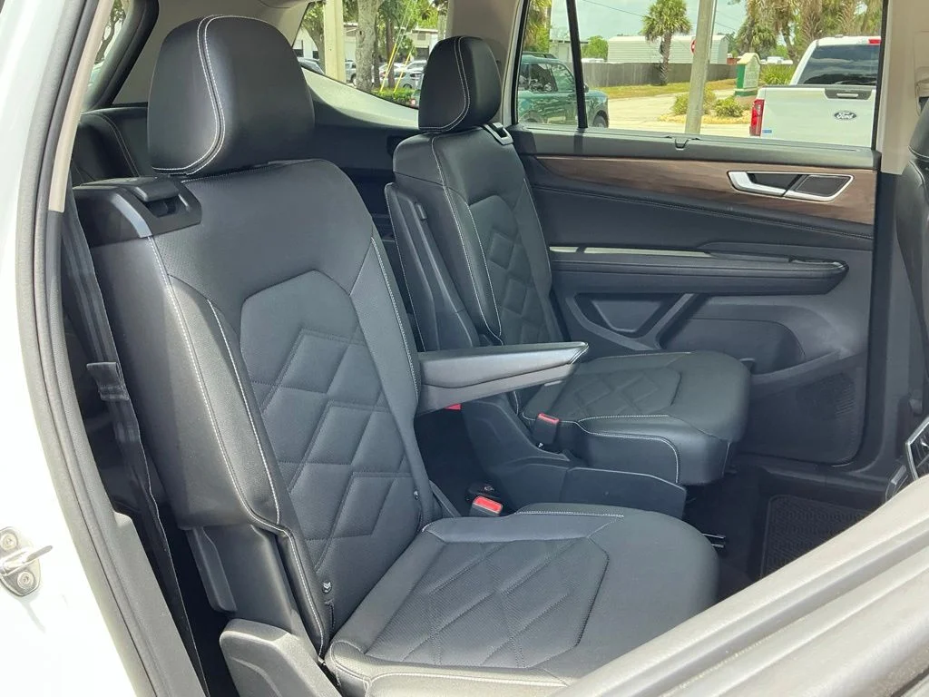 Used 2024  Volkswagen 2.0T SE w/Technology image 26