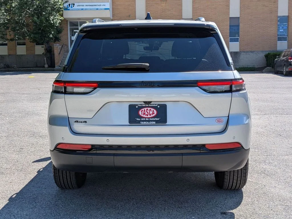 Used 2025 Silver Jeep Altitude X image 4