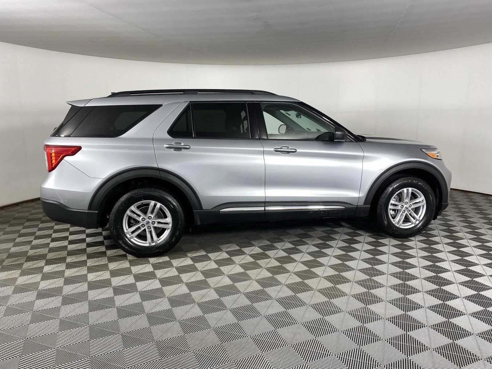 Used 2023 Iconic Silver Ford XLT image 11