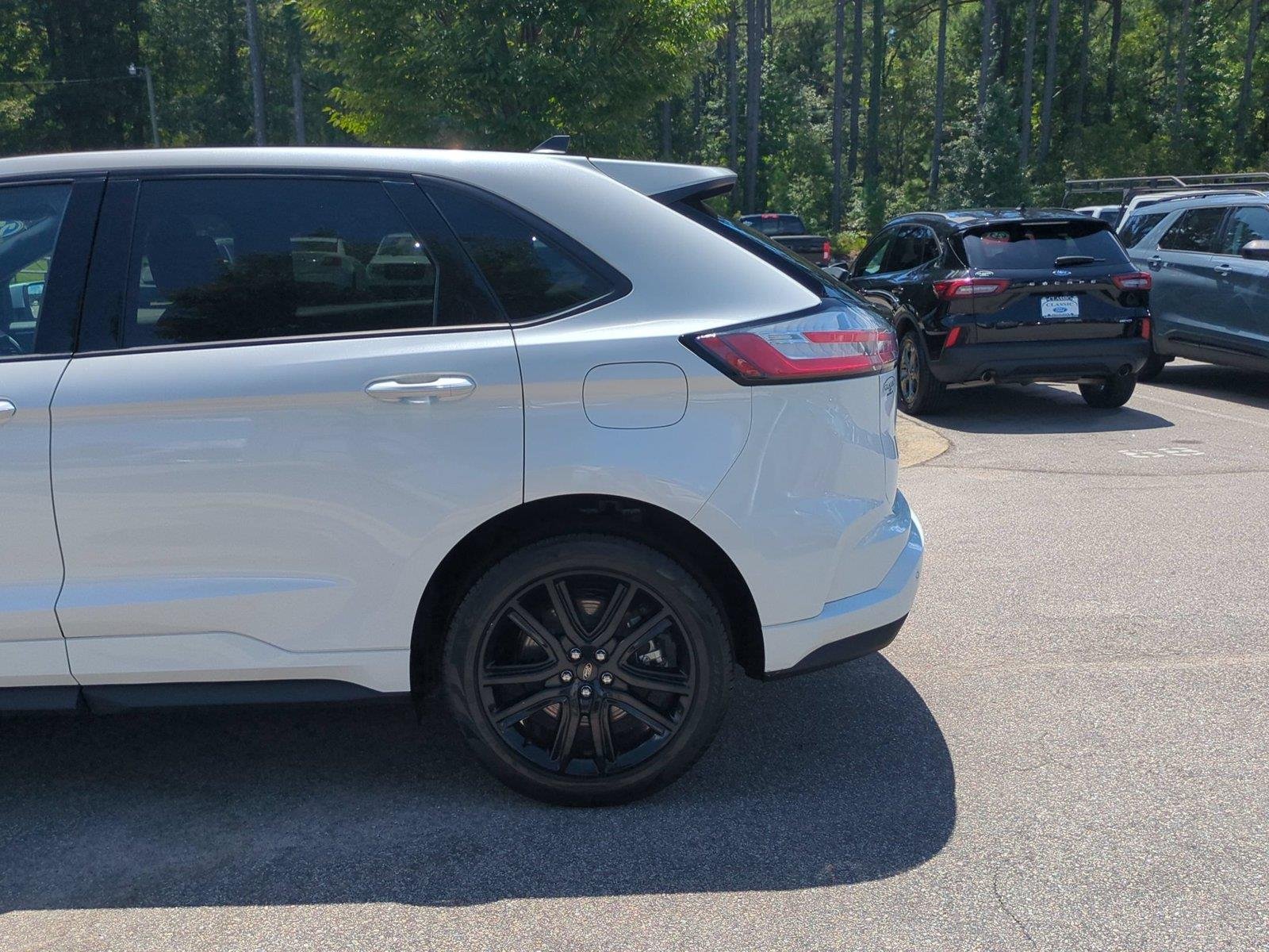Used 2022 Star White Metallic Tri-Coat Ford ST-Line image 11