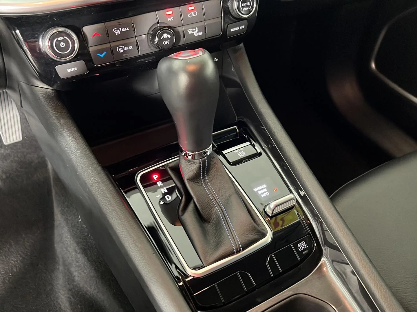 Used 2022 White Jeep Latitude image 20