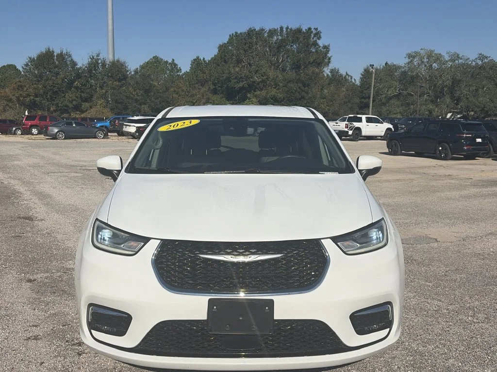 Used 2023 White Chrysler Touring L image 9