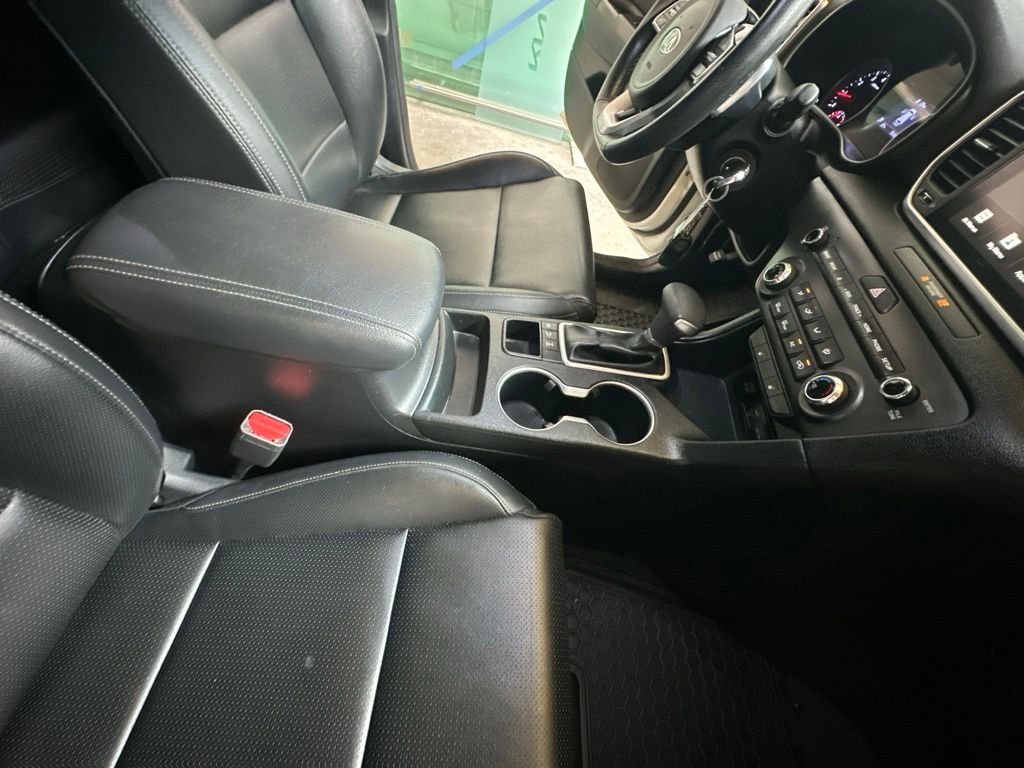Used 2022 White Kia Nightfall image 36