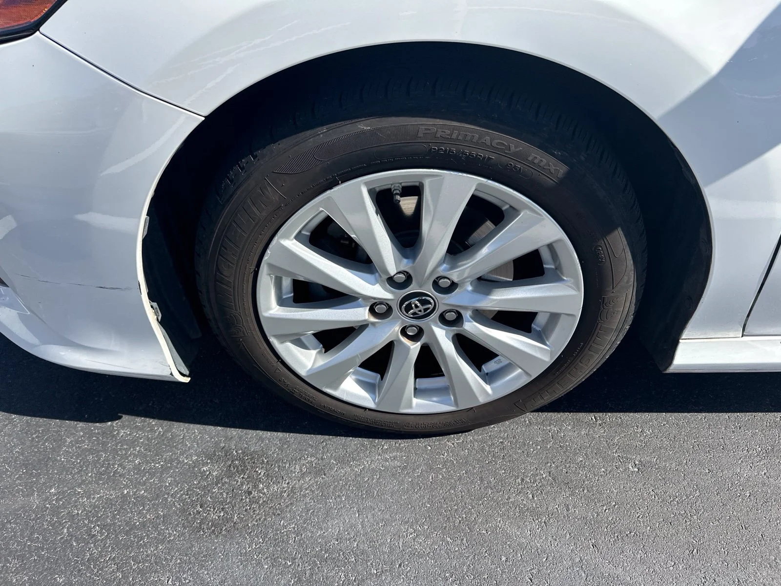 Used 2018 White Toyota LE image 5