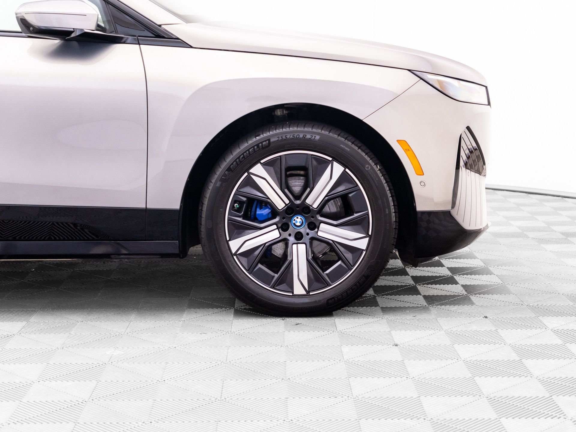 Used 2024 Gray BMW xDrive50 image 29
