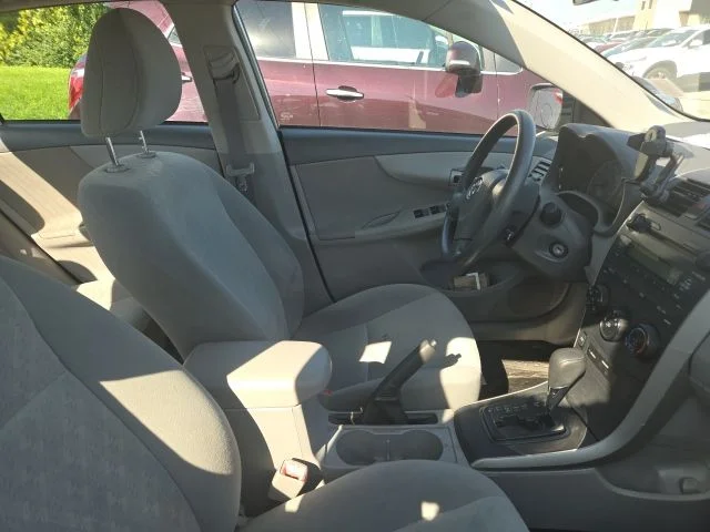 Used 2009 Silver Toyota LE image 4