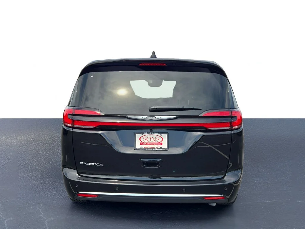 New 2026 Diamond Black Crystal Pearl-Coat Exterior Paint Chrysler Select image 6