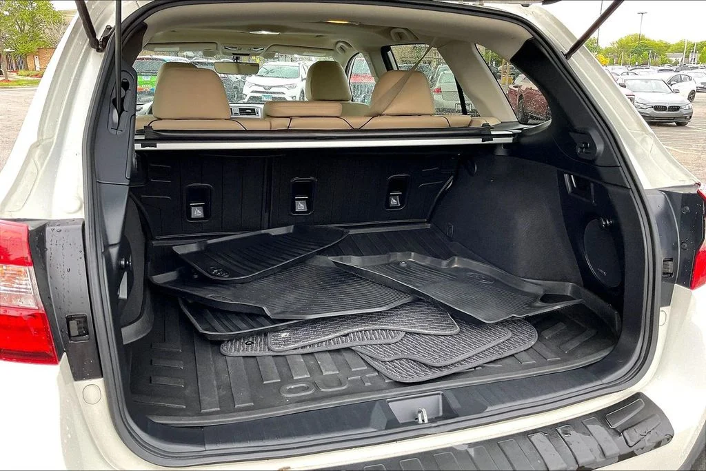 Used 2018 White Subaru 2.5i image 30