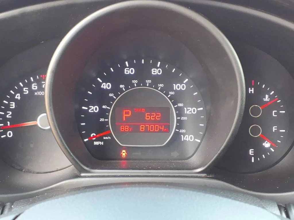 Used 2018 White Kia Base image 16
