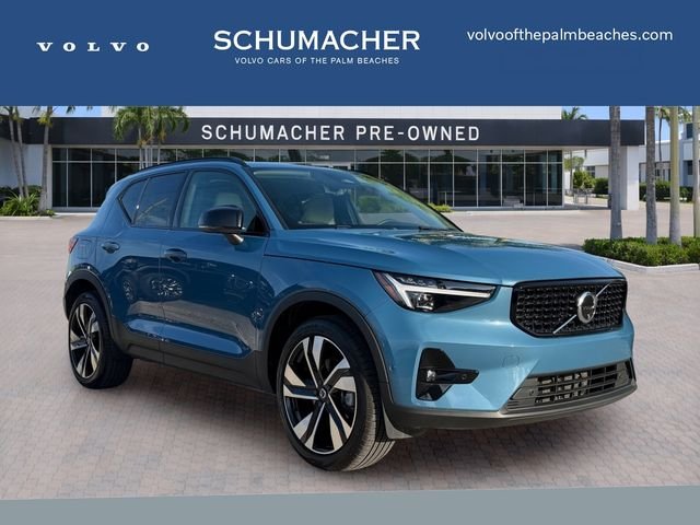 2025 Volvo XC40 B5 Ultra Dark Theme
