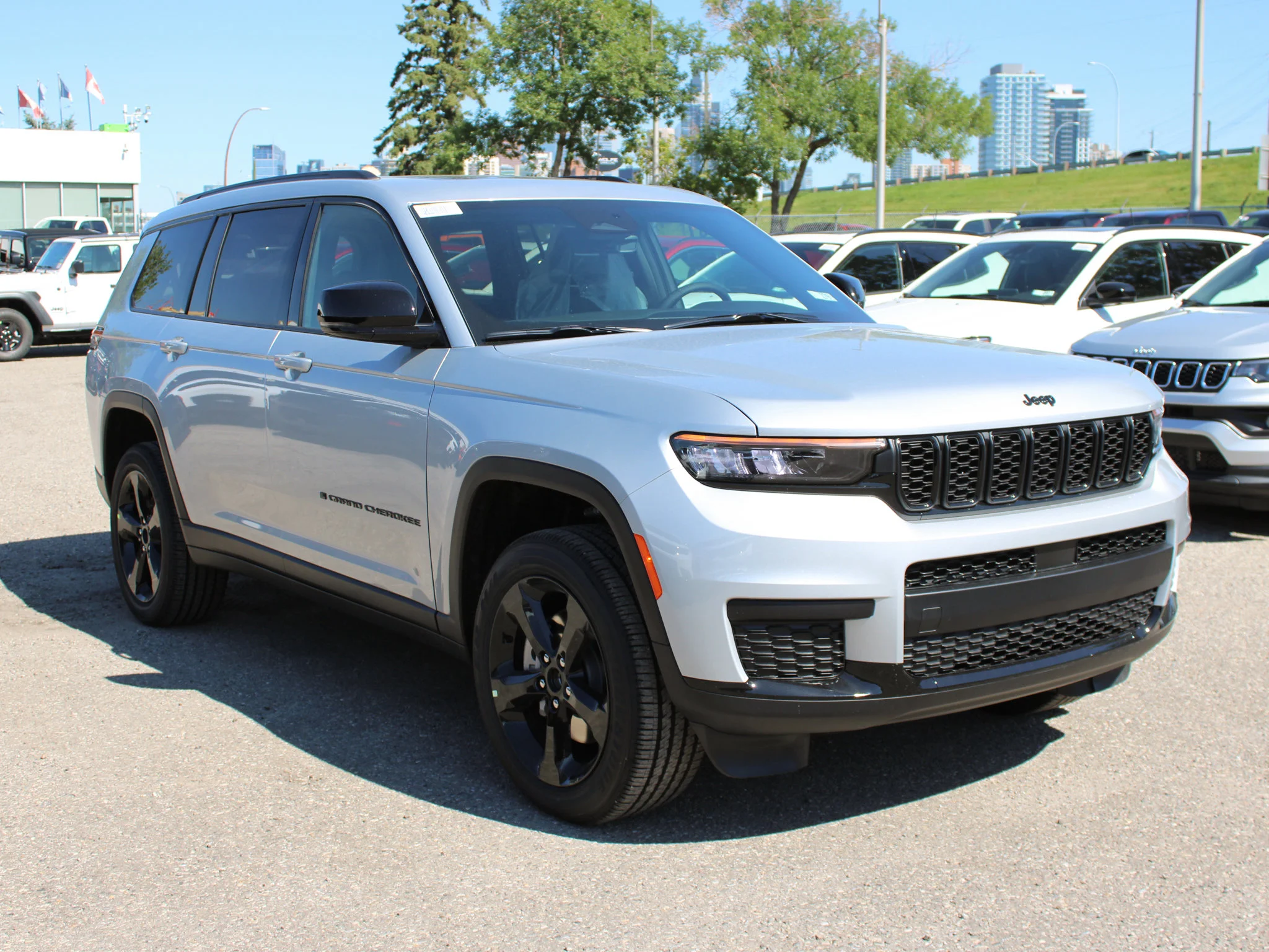 New 2025 Silver Jeep Altitude* 4x4, Sunroof, Heated Leather, Wireless Charging Pad image 5