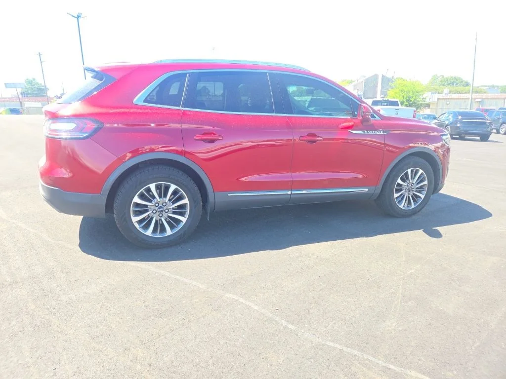 Used 2019 Red Lincoln Select image 13