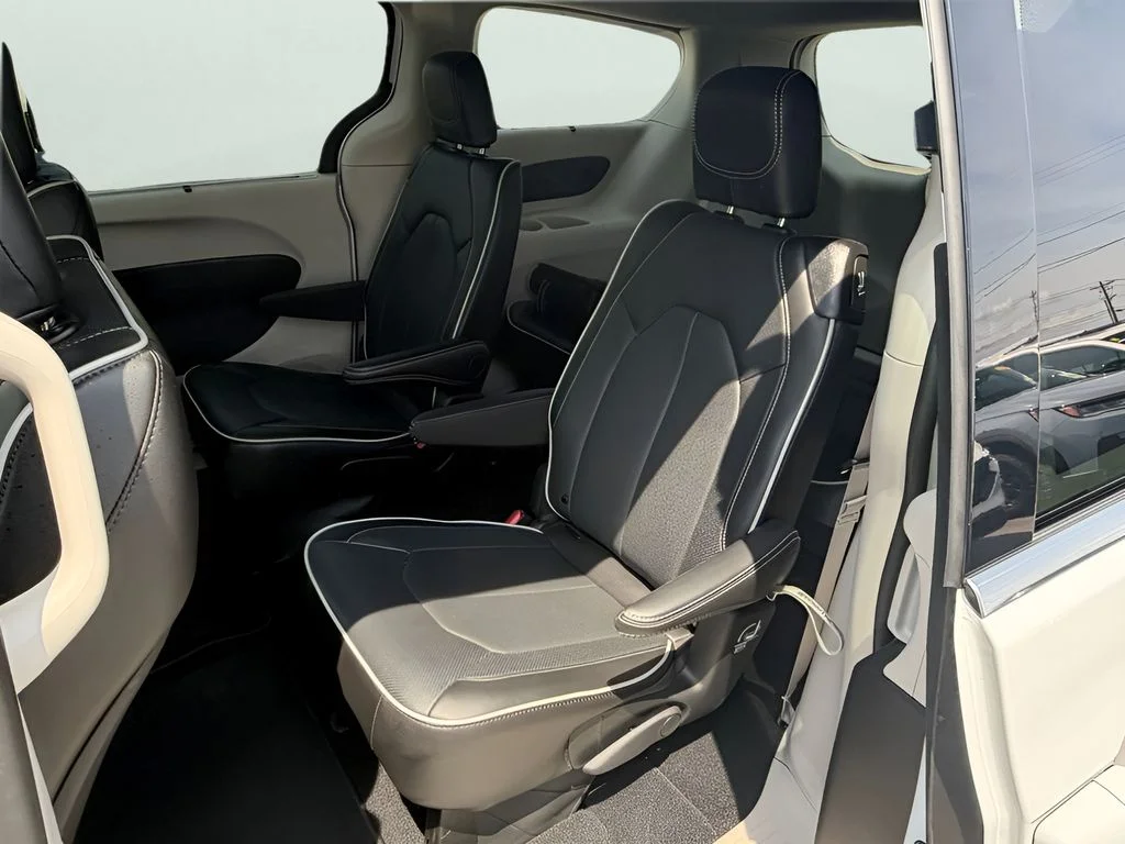 Used 2024 Bright White Clearcoat Chrysler Limited image 10