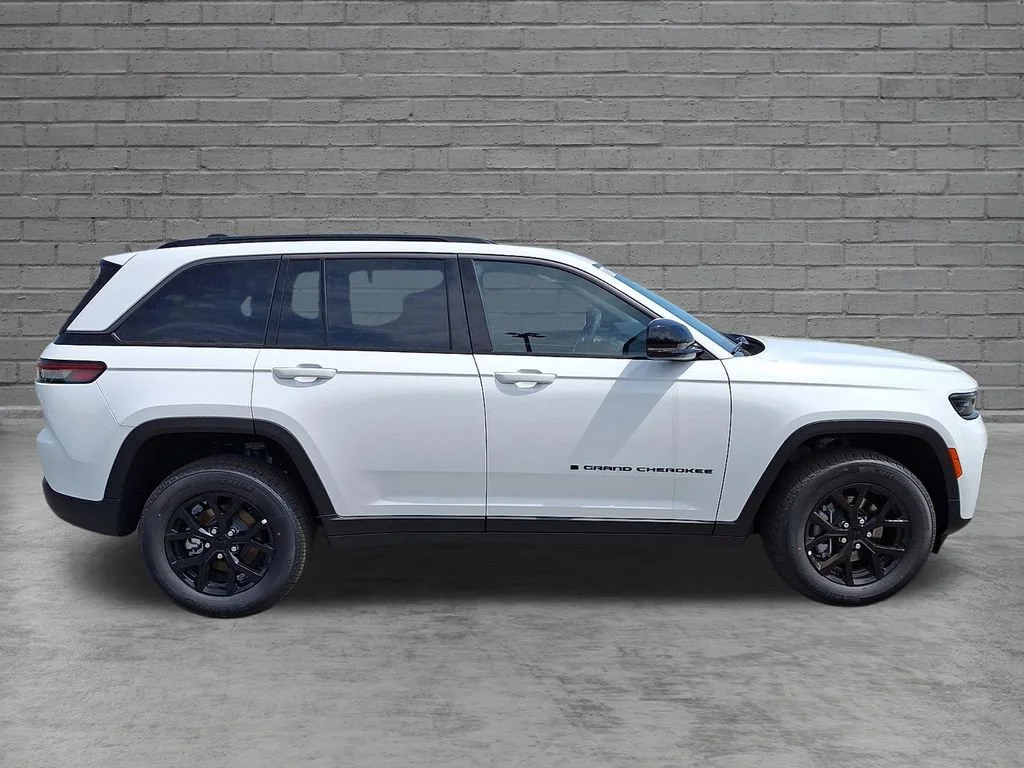 New 2026 Bright White Clearcoat Jeep Laredo Altitude image 9