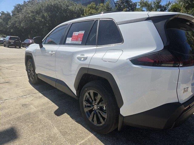 Used 2026 Ice Cap Toyota XLE Premium image 3