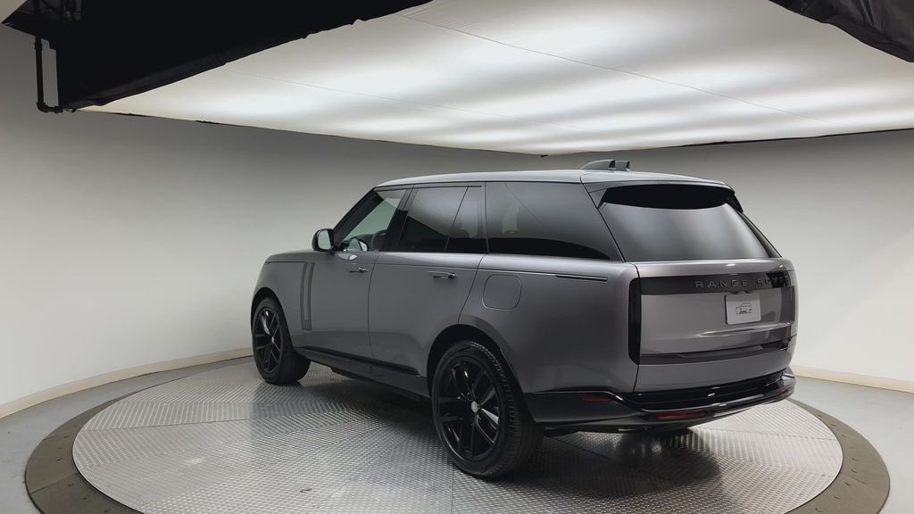 Used 2025  Land Rover SE image 4