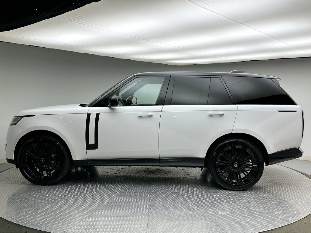 Used 2025  Land Rover SE image 10