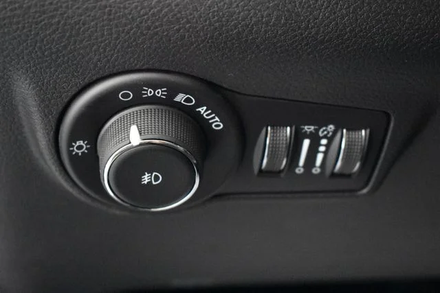 New 2026 Diamond Black Crystal Pearl-Coat Exterior Paint Jeep Latitude image 22